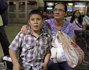 El presupuesto fue aprobado en junio e incluyó 40 millones de dólares para ampliar la cobertura médica de hijos de inmigrantes sin autorización que son de bajos recursos. Foto: AP