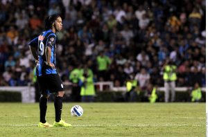 Ronaldinho causó desilusión, lamento y hasta risas, cuando cobró la falta y mandó el balón a la tribuna, sin rozar al menos el marco de Tigres, el antagonista del encuentro. Foto: Agencia Reforma 