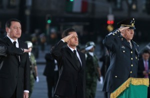 El presidente encabezó el izamiento de la bandera nacional a media asta en la Plaza de la Constitución del Zócalo capitalino.  Foto: Notimex