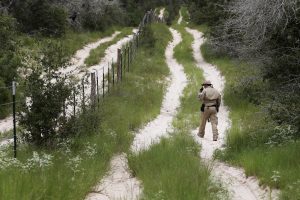 La frontera sigue siendo zona de injusticias y tierra de nadie en ambos lados de la frontera. Foto: AP