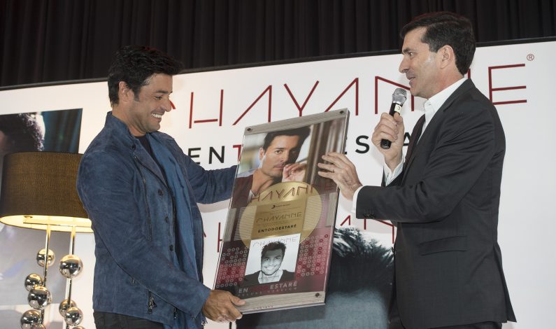 Chayanne recibe Disco de Oro en México