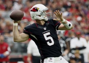 El quarterback Drew Stanton (5) de Arizona hizo un buen trabajo ante los 49ers de San Francisco.