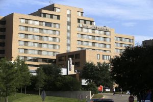 Vista del Hospital Texas Health Presbyterian. Funcionarios federales de salud han confirmado que un paciente no identificado recibe tratamiento en ese nosocomio. Foto: AP 