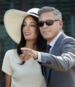 El actor y su esposa Amal Alamuddin llegan al palacio Cavalli para la ceremonia del matrimonio civil en Venecia. Foto: AP