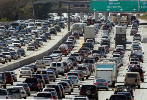 Autoridades prevén que dos tercios de los solicitantes podrían reprobar los rigurosos exámenes escritos, de visión y prácticos. Foto: AP