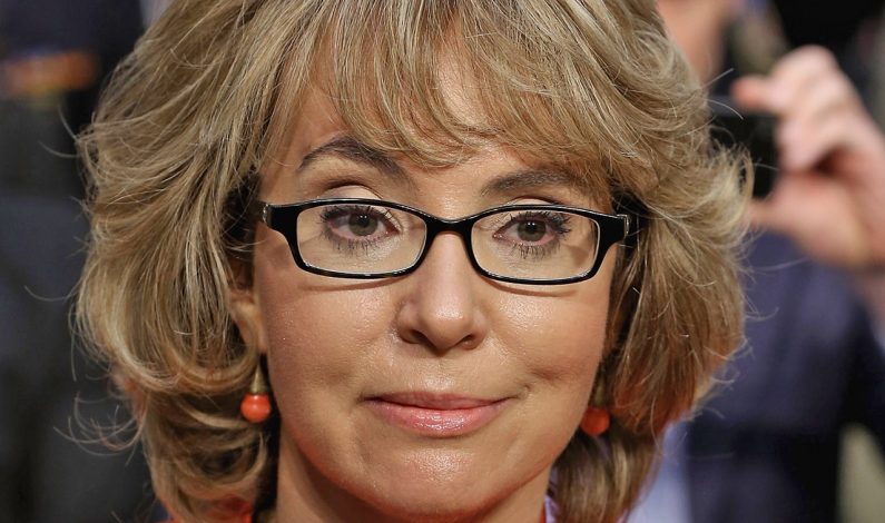 Giffords pide a las mujeres que sigan luchando  