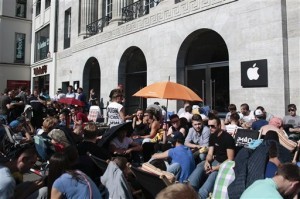 La cola era extensa frente a la tienda Apple en el centro de Berlín, Alemania. Foto: AP