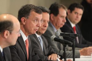 En la imagen el titular de la Profepa, Guillermo Haro Belchez y el vocero del gobierno de la República, Eduardo Sánchez. Foto: Notimex