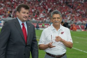 Michael Bidwell, propietario de los Cardenales, y Tommy Espinoza, presidente de Raza Development Fund (RDF). Foto: Phil Soto