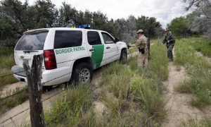 María del Rosario Cortés Camacho asegura que fue esposada sin motivo y que fue llevada a una oficina de la Patrulla Fronteriza donde estuvo detenida cinco días. Foto: AP 