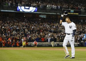 El pelotero saludó a los aficionados mientras caminaba por el diamante tras impulsar la carrera del triunfo frente a los Orioles de Baltimore. Foto: AP