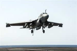 Un avión F/A-18F Super Hornet aterriza en el portaviones USS George H.W. Bush después de realizar misiones de ataque. Foto: AP 