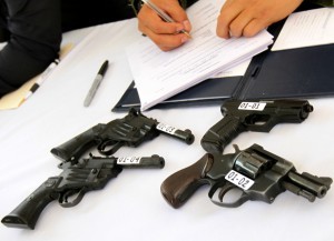 Las pistolas y revólveres podrán portarse abiertamente en fundas fijadas al cinto o al hombro, si el dueño cuenta con una licencia emitida luego de una verificación de antecedentes. Foto: Notimex