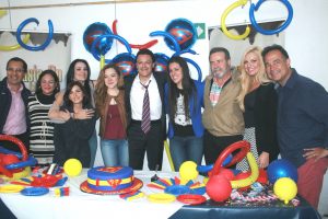 Su familia y compañeros actores estuvieron con él en el festejo. Foto: Mixed Voces