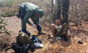 Un agente de la Patrulla Fronteriza suministra a un inmigrante un líquido vía intravenosa tras sufrir deshidratación cerca de Sells, Arizona. Foto: AP