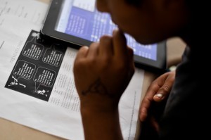 Con la ilusión de obtener becas de estudio muchas personas han sido estafadas a través del país. Foto: AP