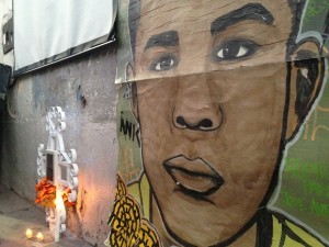 Un poster con una imagen representando a José Antonio Elena Rodríguez cuelga junto a un altar de recuerdo en el lugar donde fue fatalmente tiroteado cerca de la frontera entre México y EU, en Nogales, Sonora. Foto: AP