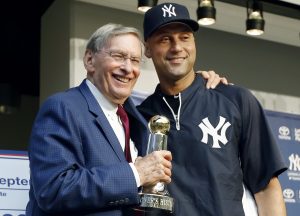 La nueva disposición fue dada a conoer por el comisionado de Grandes Ligas Bud Selig. En la foto junto a Derek Jeter de los Yanquis de Nueva York. Foto: AP 