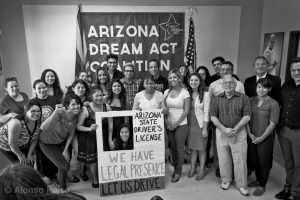 Los jóvenes de Arizona están a la espera de poder obtener licencias de conducir. Foto: Alonso Parra