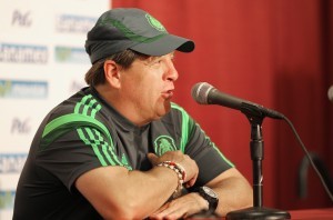 Miguel Herrera y su cuerpo técnico visitaron el viernes las instalaciones del club Ajax. Foto: Notimex