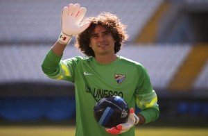 Guillermo Ochoa ya entrena con el Malaga. Foto: Notimex