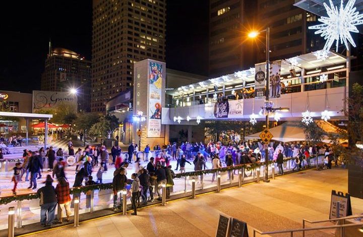 El sábado se inauguró la pista de hielo en el centro de Phoenix