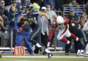 El linebacker de Arizona Kevin Minter no puede contener al ala cerrada Cooper Helfet en la segunda mitad. Foto: AP