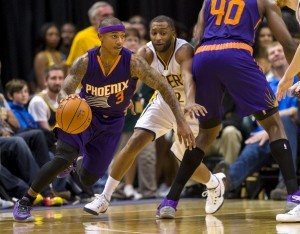 Isaiah Thomas (3) trata de salir con el balón dominado frente a A.J. Price (12) el sábado en Indianápolis. Foto: AP