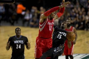 Shabazz Muhammad (15) recibe la falta de Dwight Johnson (12)  de los Rockets. Foto: AP 