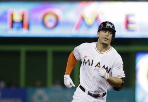 El guardabosque Giancarlo Stanton está cerca de concretar un acuerdo de 13 años cpn Miami. Foto: AP