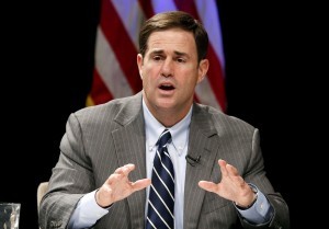 Doug Ducey dijo que Obama debe trabajar con el Congreso y abordar el tema migratorio con sentido común. Foto: AP 