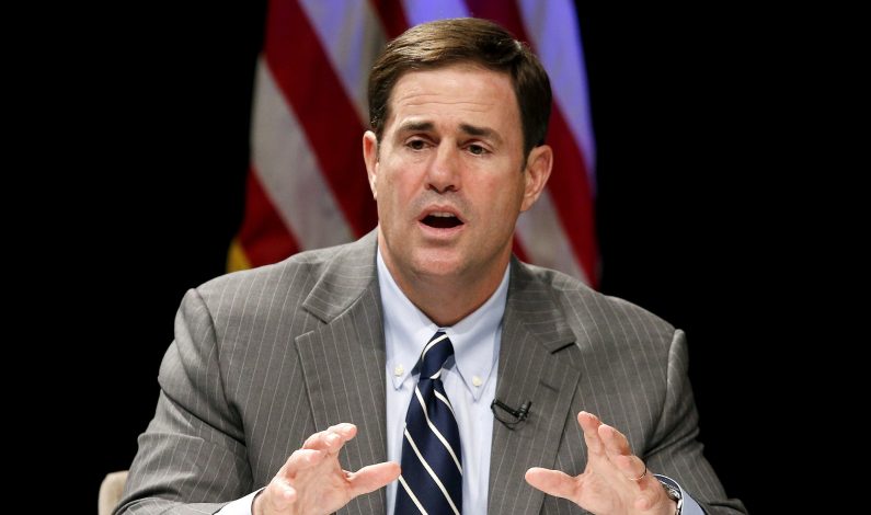 Ducey promulga dos leyes a favor de portar armas