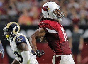 El WR de los Cardenales Larry Fitzgerald reacciona tras una jugada. Foto: AP