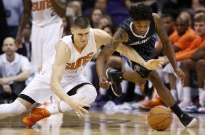 Elfrid Payton (der) le roba el balón al ucraniano de los Suns Alex Len, el domingo en el US Airways Center. Foto: AP