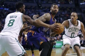 Markieff Morris, centro, se quita a dos Celtics para hacer la jugada. Foto: AP