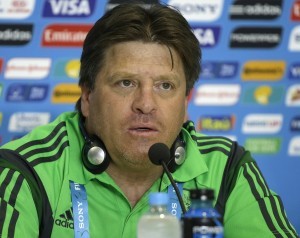 Miguel Herrera, molesto con el accionar de su defense ante Bielorrusia. Foto: AP 