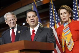 El representante demócrata Ben Ray Luján, centro, agradece a la líder de la bancada demócrata en la Cámara de Representantes, Nancy Pelosi, después que esta anunció que se hará cargo del Comité para la Campaña Congresional Demócrata sucediendo al representante Steve Israel, izq. Foto: AP