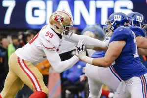 Aldon Smith, linebacker de los 49ers de San Francisco, forcejea con Weston Richburg, de los Giants de Nueva York, durante el partido del domingo. Foto: AP