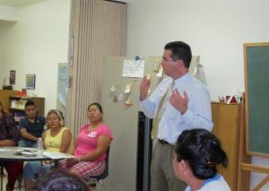 El abogado de inmigración local Salvador Ongaro pidió a la comunidad estar lista para el anuncio presidencial. Foto: Cortesía