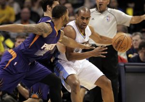 El guardia Arron Afflalo, derecha, trata de mantener el balón lejos del guardia de los Suns Goran Dragic el viernes. Foto: AP