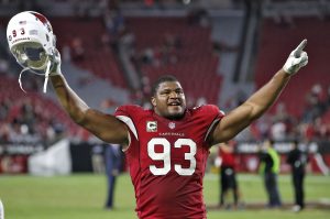 El jugador de los Cardenales de Arizona, Calais Campbell, festea tras vencer a los Rams de San Luis el domingo pasado en Glendale. Foto: AP