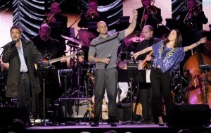 Vicentico, René Pérez de Calle 13 e Ileana Cabra Joglar, cantan juntos durante la gala a Joan Manuel Serrat como Persona del Año. Foto: AP