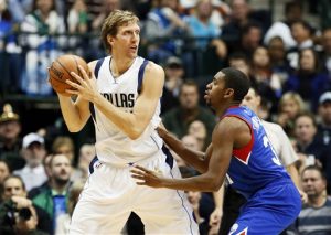 Dirk Nowitzki, de los Mavericks de Dallas, anotó 21 puntos en apenas 20 minutos. Foto: AP