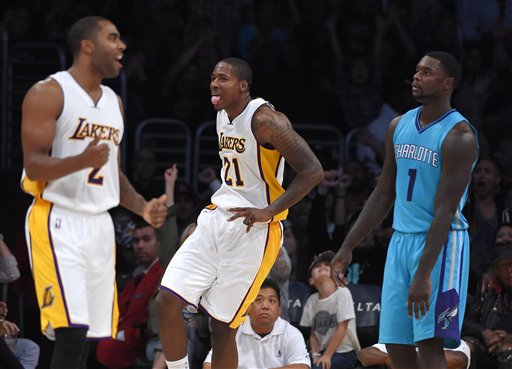 Los Lakers rompen su racha ganando a los Hornets