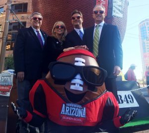 Jay Parry, presidente del Comité del Super Bowl XLIX devela el balón gigante en el centro de Phienix. Foto: azsuperbowl.com