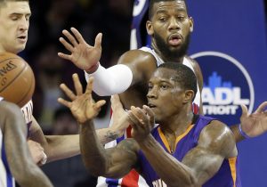 Eric Bledsoe pasa el balón frente a Greg Monroe de Detroit. Foto: AP