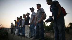 Los inmigrantes que se adentran el el desierto durante esta temporada se enfrentan a bajas temperaturas que pueden ocasionarles hasta la muerte. Foto: AP