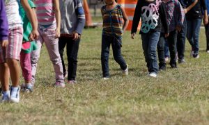 La Patrulla Fronteriza continúa deteniendo a los niños y familias en su sector del Valle del Río Grande, en Texas, cerca del Golfo de México. Foto: AP