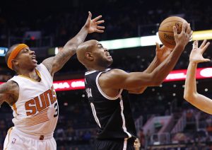 Isaiah Thomas (3) trata de robarle el balón a Jarrett Jack (0) de los Nets. Foto: AP 