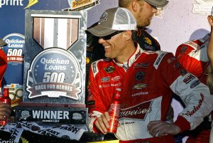 Kevin Harvick celebra la victoria en Avondale. Foto: AP